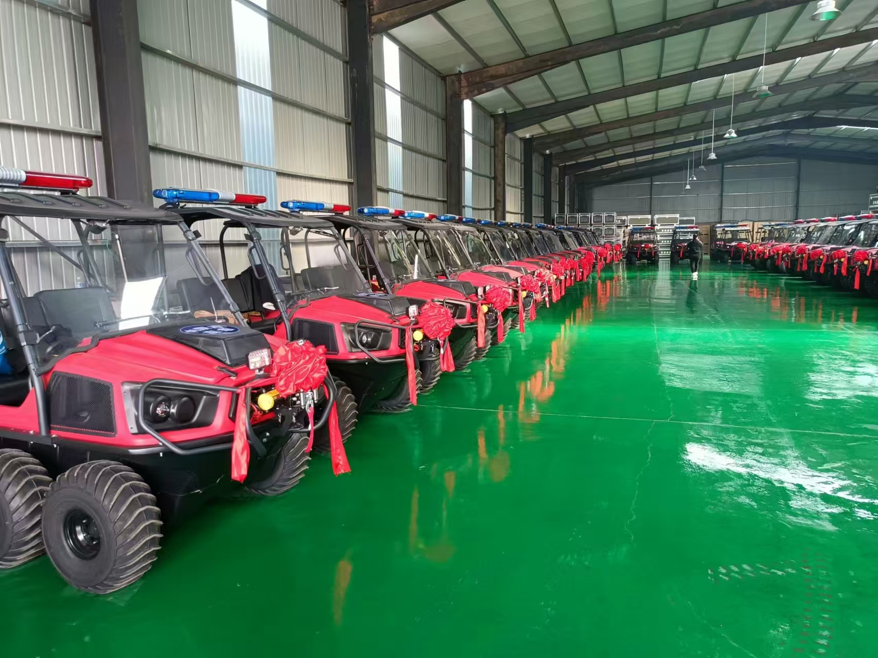 祝賀！河北五星“國(guó)債資金應(yīng)急救援能力提升工程項(xiàng)目”中標(biāo)的55輛“水陸兩棲車(chē)”列隊(duì)完畢，準(zhǔn)備發(fā)貨！